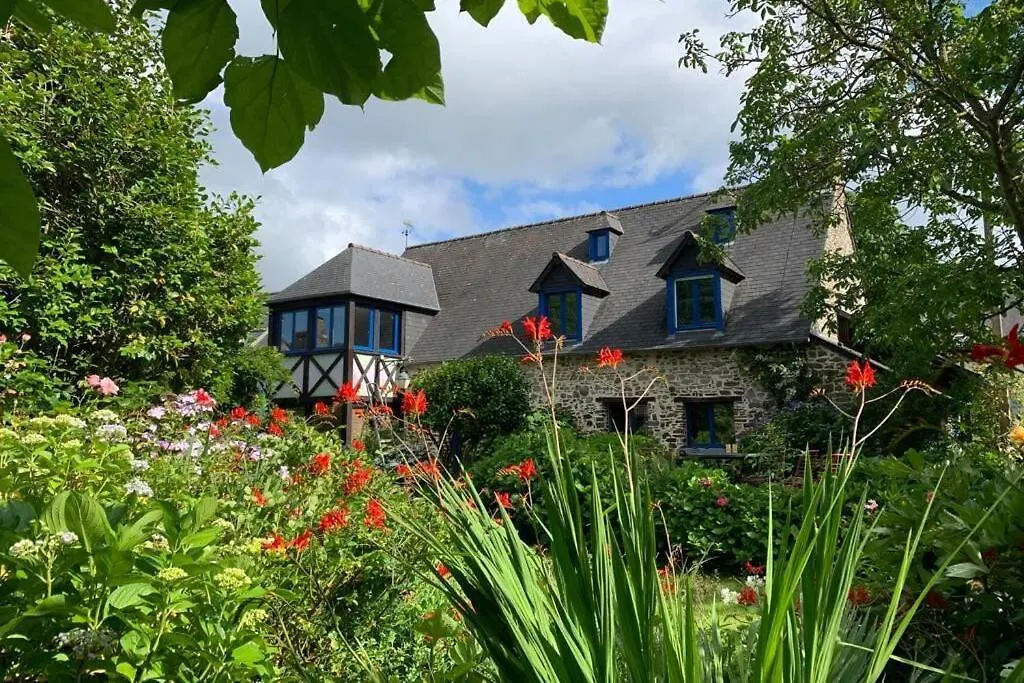 Vakantiehuis Maison En Pierre Dans Son Nid De Verdure Roz-Landrieux Frankrijk