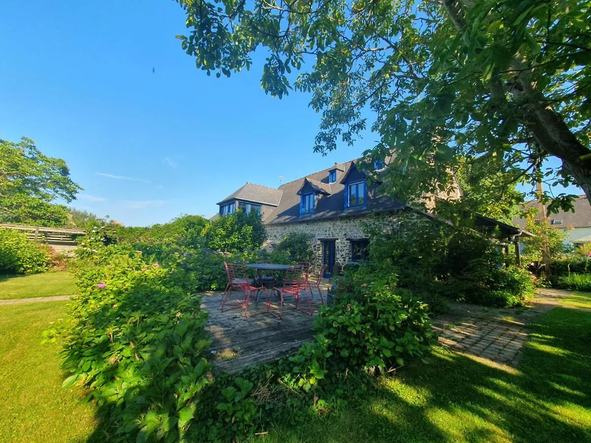 Maison En Pierre Dans Son Nid De Verdure Roz-Landrieux