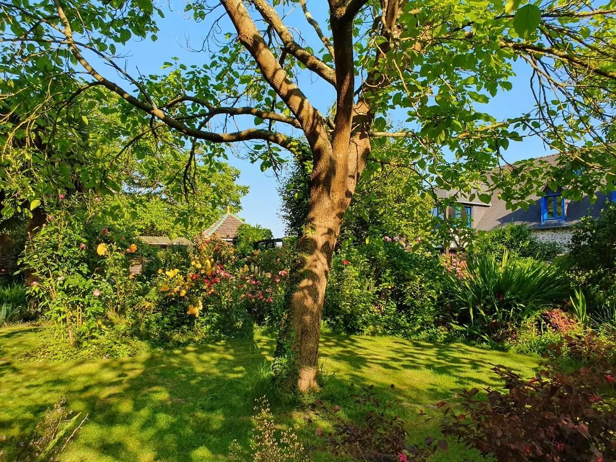 Maison En Pierre Dans Son Nid De Verdure Roz-Landrieux 0*,  Frankrijk