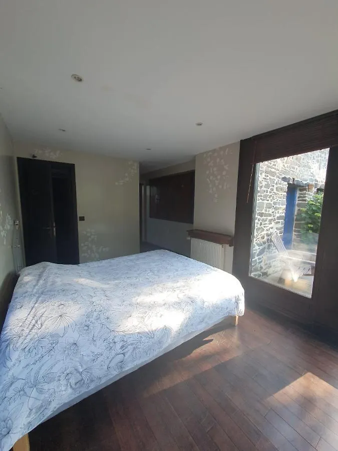 Vakantiehuis Maison En Pierre Dans Son Nid De Verdure Roz-Landrieux Frankrijk